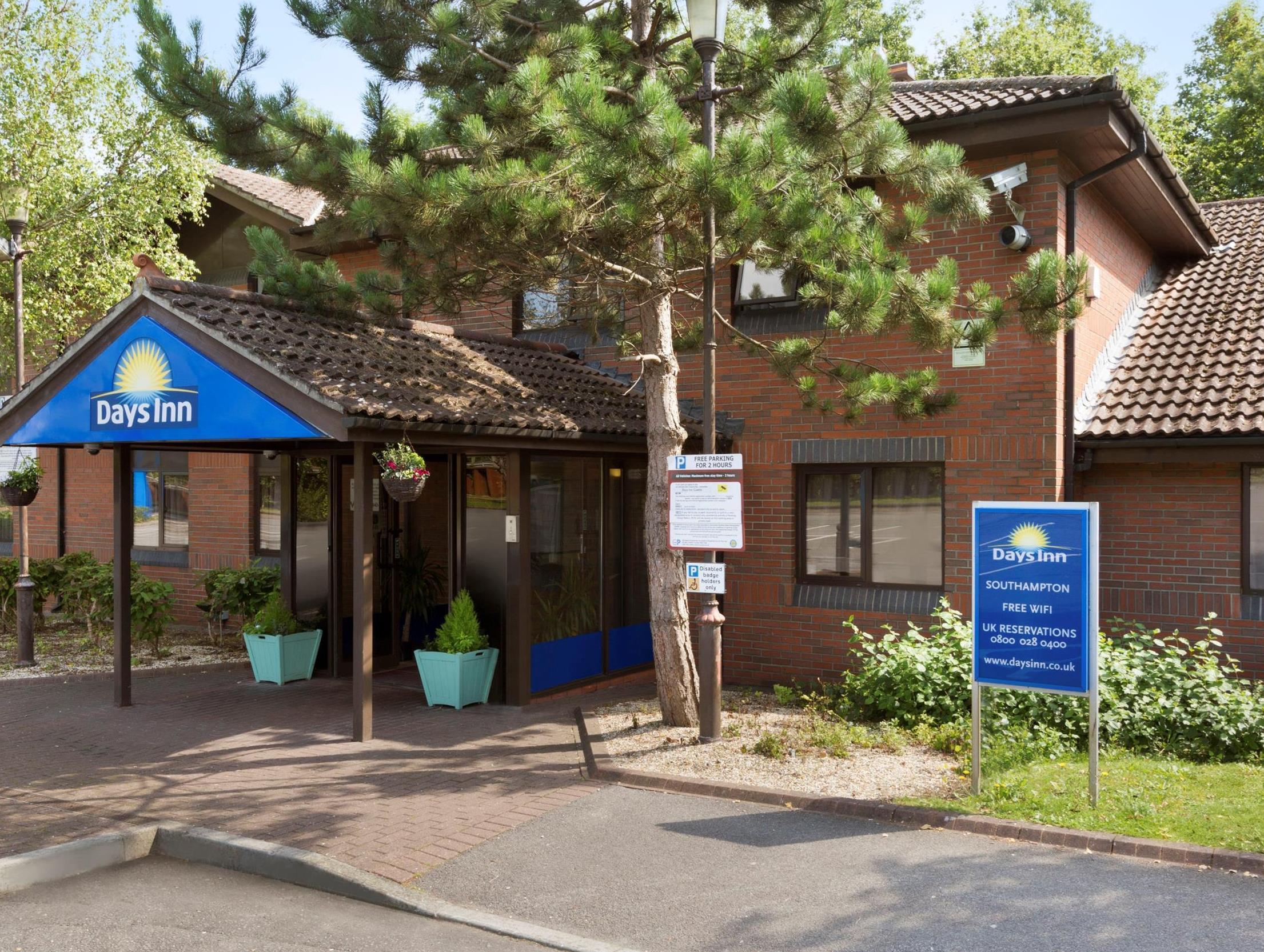 เดย์ อินน์ บาย วินด์แฮม เซาท์แฮมป์ตัน ราวแนมส์ Chilworth  ภายนอก รูปภาพ