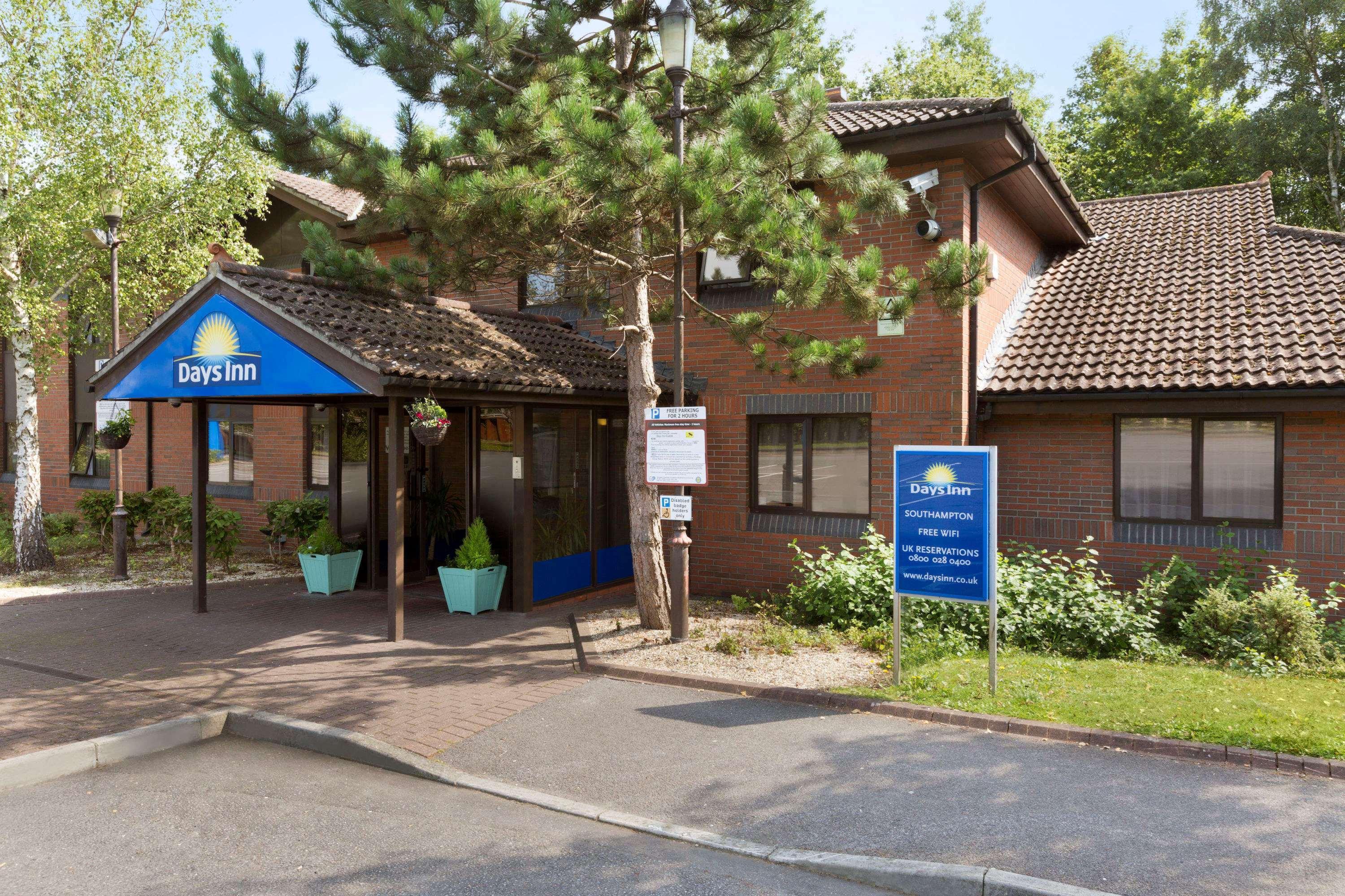 เดย์ อินน์ บาย วินด์แฮม เซาท์แฮมป์ตัน ราวแนมส์ Chilworth  ภายนอก รูปภาพ